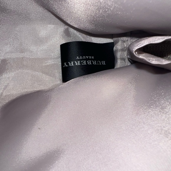 It’s in really good condition except the box, not used, Burberry Cosmetic pouch! - Picture 4 of 4